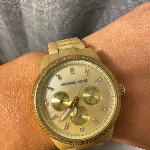 Michael Kors Gold/Cream Watch - Picture 4 of 7